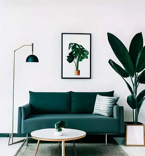 Interior con obra enmarcada