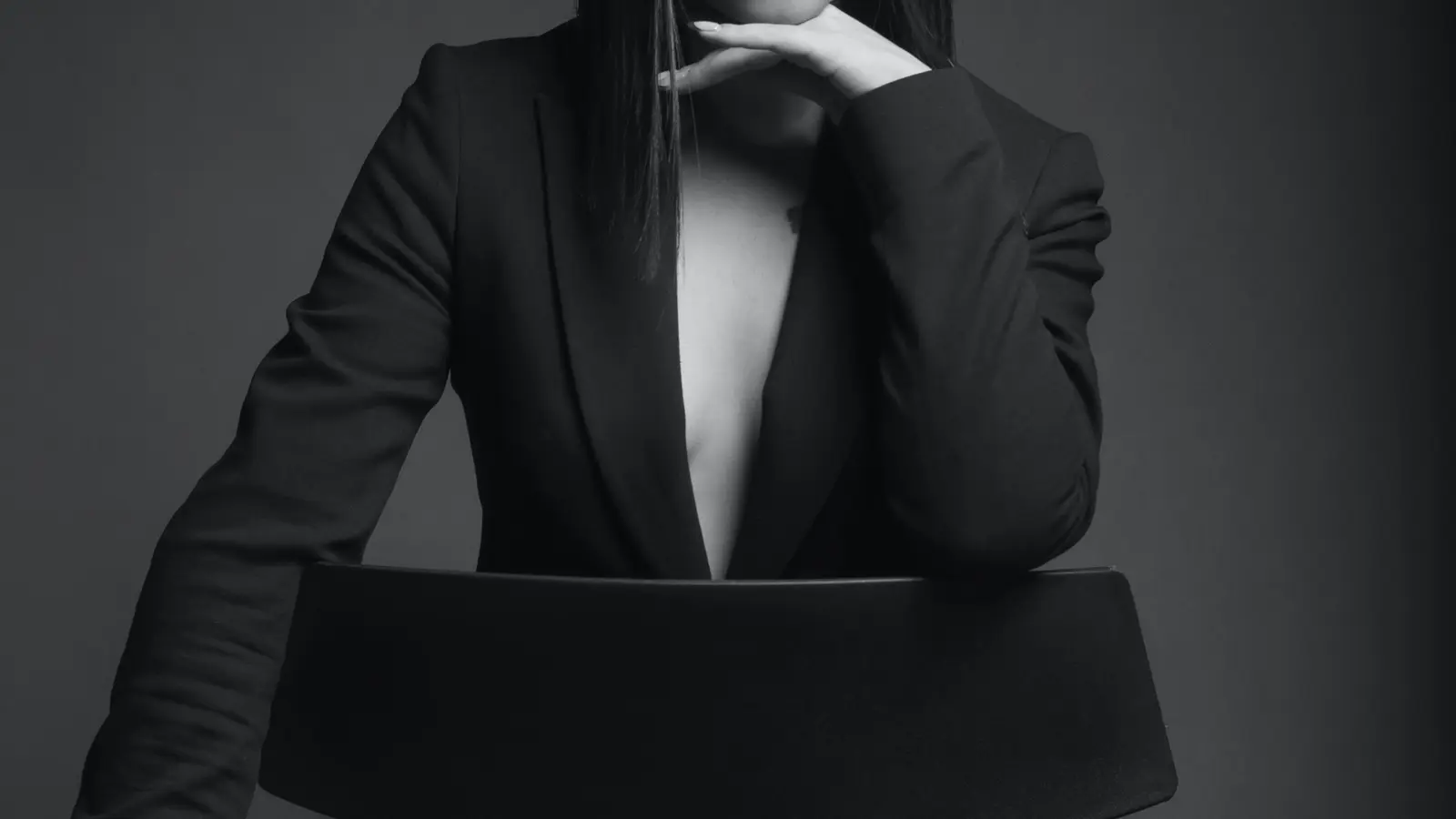 Retrato en blanco y negro con las manos sobre el rostro