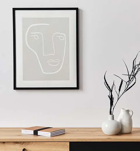 Salón con obra colgada
